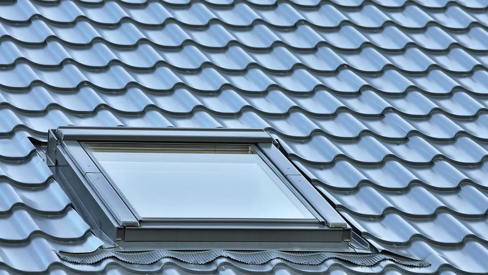Tiled roof with a roof window